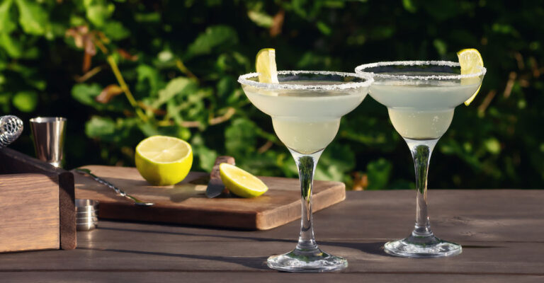 margarita-la-gi-ly-thuy-tinh-nao-dung-cocktail-margarita-dep-va-phu-hop