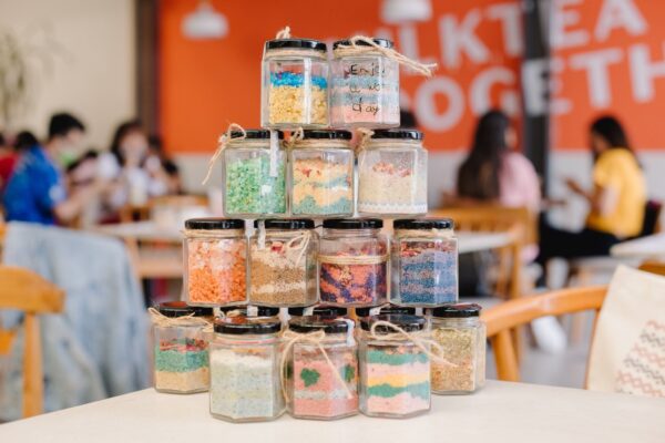 qua-tang-dap-le-wedding-favors-la-gi-05-y-tuong-lam-qua-cuoi-sang-tao-voi-cac-loai-chai-hu-thuy-tinh (1)